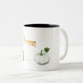 Oranje kat tussen pompoenen tweekleurige koffiemok (Voorkant rechts)