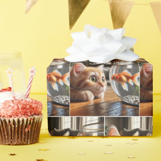 Oranje Kitten Kijken Naar Een Goudvis Cadeaupapier (Verjaardagsfeest)