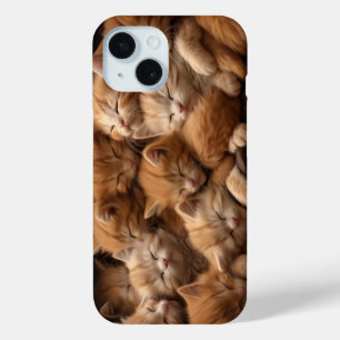 Oranje kittens slapen op een stapel iPhone 15 case