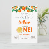 Oranje kleine meid met een verjaardagsuitnodiging. kaart (Staand voorkant)