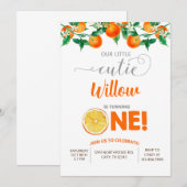 Oranje kleine meid met een verjaardagsuitnodiging. kaart (Voorkant / Achterkant)