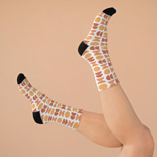 Oranje kleurrijke geometrisch gevormde vrolijke ge sokken