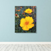 Oranje kosmos op voorgrondfoto canvas afdruk (Insitu (Houten vloer))