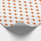 Oranje kruisstiften op wit cadeaupapier (Hoek)