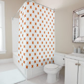Oranje kruisstiften op wit douchegordijn (In situ)