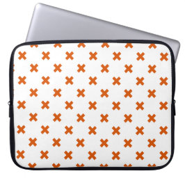 Oranje kruisstiften op wit laptop sleeve