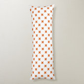 Oranje kruisstiften op wit lichaamskussen (Achterkant (Verticaal))
