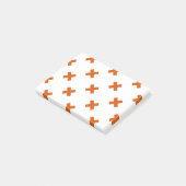 Oranje kruisstiften op wit post-it® notes (Schuin)