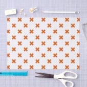 Oranje kruisstiften op wit tissuepapier (Craft)