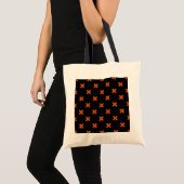 Oranje kruisstiften op zwart tote bag (Voorkant (product))