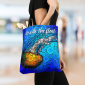 Oranje kwal blauwe oceaan met stroom tote bag