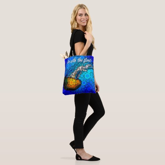 Oranje kwal blauwe oceaan met stroom tote bag (Op model)