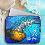 Oranje Kwallen Blauwe Oceaan Ga met de Flow Cool Laptop Sleeve<br><div class="desc">"Ga met de stroom mee." Neem een les uit deze oranje gele kwal die langs de turquoise blauwe oceaan zweeft en laat het leven zijn gang gaan wanneer je deze verbluffend chique, levendig gekleurde foto neopreen laptophoes gebruikt. Deze laptophoes is verkrijgbaar in drie formaten: 15, 13 en 10 inch. Maakt...</div>