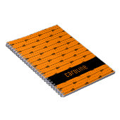 Oranje Lacrosse Black Sticks en stippellijnen Notitieboek (Rechterzijde)
