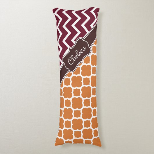 Oranje Lattice Maroon Chevron Pattern Naam bruin Lichaamskussen (Voorkant Verticaal)