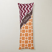 Oranje Lattice Maroon Chevron Pattern Naam bruin Lichaamskussen (Achterkant (Verticaal))