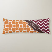 Oranje Lattice Maroon Chevron Pattern Naam bruin Lichaamskussen (Voorkant)