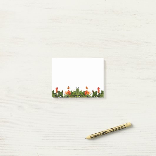 Oranje lelie bloeit in een tuin post-it® notes (Op bureau)