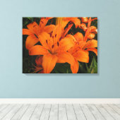 Oranje lelies gewikkeld doek canvas afdruk (Insitu (Houten vloer))