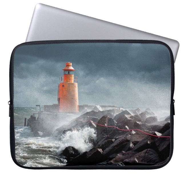 ORANJE LIGHTHOUSE OP ROCK LAPTOP SLEEVE (Voorkant)