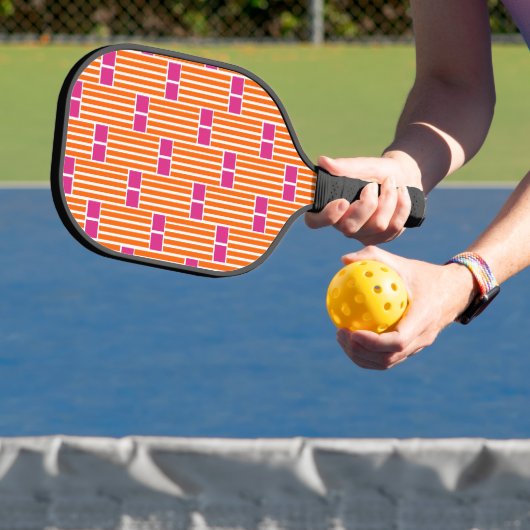 Oranje lijnen en roze dozen pickleball paddle (Insitu)