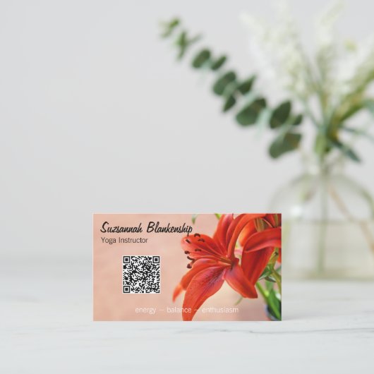 Oranje Lily Foto Aangepaste QR Code Yoga Instructe Visitekaartje (Staand voorkant)