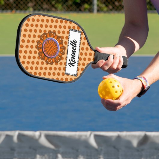 Oranje lozentribbon door Kenneth Yoncich Pickleball Paddle (Insitu)