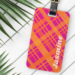 Oranje magenta plaid patroon aangepaste naam bagagelabel<br><div class="desc">Bagagelabel met een vlakpatroon in lichtroze en waterblauw,  en uw aangepaste naam.</div>