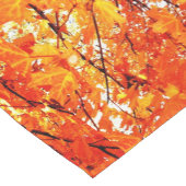 Oranje mapelbladeren in de najaarstabel korte tafelloper (Hoek)