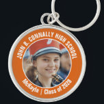 Oranje Marching Band Foto High School Spirit Sleutelhanger<br><div class="desc">Deze coole op maat gemaakte middelbare school marching band foto is voorzien van witte typografie van uw team en de naam van de speler op een oranje opscheppen sleutelhanger voor ouders. Personaliseer je met de foto van je student en het schooljaar als een trotse ouder. Een moeder en vader kunnen...</div>