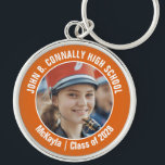 Oranje Marching Band Foto High School Spirit Sleutelhanger<br><div class="desc">Deze coole op maat gemaakte middelbare school marching band foto is voorzien van witte typografie van uw team en de naam van de speler op een oranje opscheppen sleutelhanger voor ouders. Personaliseer je met de foto van je student en het schooljaar als een trotse ouder. Een moeder en vader kunnen...</div>