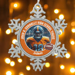 Oranje Middelbare School Football Speler Foto Cust Tin Sneeuwvlok Ornament<br><div class="desc">Deze coole aangepaste middelbare school football speler foto kerstversiering in het sinaasappel is voorzien van witte typografie van uw team en speler naam. Personaliseer met uw atleet naam naast de bal.</div>