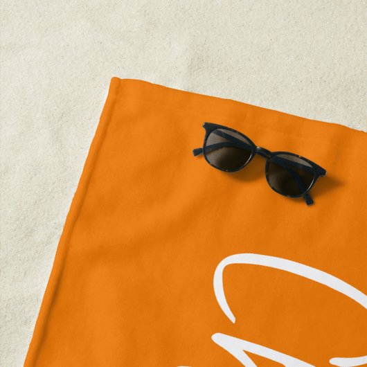Oranje moderne aangepaste naam strandlaken (In situ)