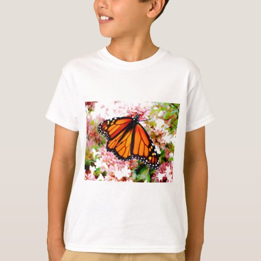 Oranje Monarch op roze bloemen T-shirt (Voorkant)