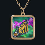 Oranje monarch vlinder foto paarse bloem vet goud vergulden ketting<br><div class="desc">Een close-upfoto van een delicate, oranje en zwarte monarchvlinder die rust op een heldere magentabloem. Verken gedachten van warme, zonnige dagen wanneer u dit prachtige, kleurrijke fotografie charme ketting draag. Dit ketting is verkrijgbaar in kleine, middelgrote en grote maten, evenals vierkante en cirkelvormen. U kunt dit ketting bestellen in uw...</div>