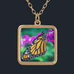 Oranje monarch vlinder foto paarse bloem vet goud vergulden ketting<br><div class="desc">Een close-upfoto van een delicate, oranje en zwarte monarchvlinder die rust op een heldere magentabloem. Verken gedachten van warme, zonnige dagen wanneer u dit prachtige, kleurrijke fotografie charme ketting draag. Dit ketting is verkrijgbaar in kleine, middelgrote en grote maten, evenals vierkante en cirkelvormen. U kunt dit ketting bestellen in uw...</div>