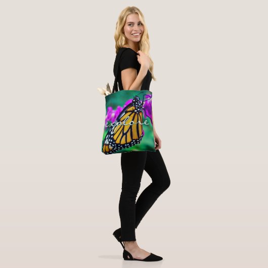 Oranje monarch vlinder verkennen script modern tote bag (Op model)