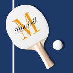 Oranje monogram en naam op maat tafeltennisbatje<br><div class="desc">De gedrukte douane pingelt pongpeddel die met jouw naam en monogram of andere douanetekst wordt gepersonaliseerd. Klik aanpassen het om doopvonten en kleuren uit te geven of uw eigen tekst en afbeeldingen toe te voegen om unieke één van een soortgift te creëer.</div>