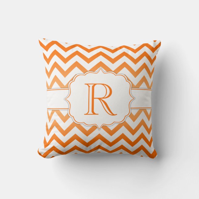 Oranje Ombre en Witte Chevron Patroon Monogram Kussen (Voorkant)