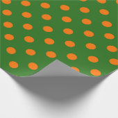 Oranje op groene stippen patroonontwerp cadeaupapier (Hoek)
