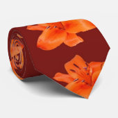 Oranje orchideeën over Maroon Necktie Stropdas (Opgerold)