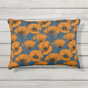 Oranje papaver op donkerblauw buitenkussen