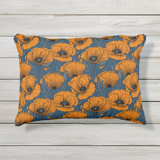 Oranje papaver op donkerblauw buitenkussen (Voorkant)