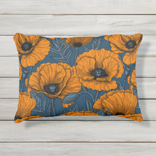 Oranje papaver op donkerblauw buitenkussen