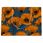 Oranje papaver op donkerblauw groot cadeauzakje (Voorkant)