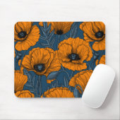 Oranje papaver op donkerblauw muismat (Met muis)