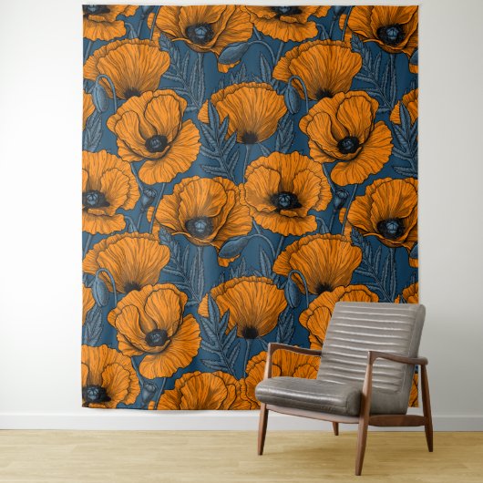 Oranje papaver op donkerblauw wandkleed (In situ)