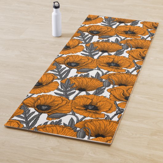 Oranje papaver op wit yogamat (In situ)