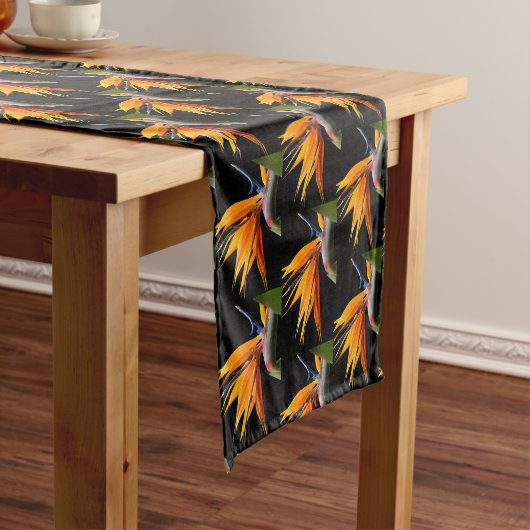 Oranje Paradijsvogel Plant Patroon op zwart Korte Tafelloper (Voorbeeld)