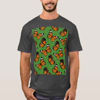 Oranje patroonmonarch Butterflies op groen T-shirt
